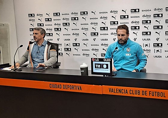 De izquierda a derecha, Javier Ribes, jefe de prensa del club, y Rubén Baraja, esta mañana en la sala de prensa.