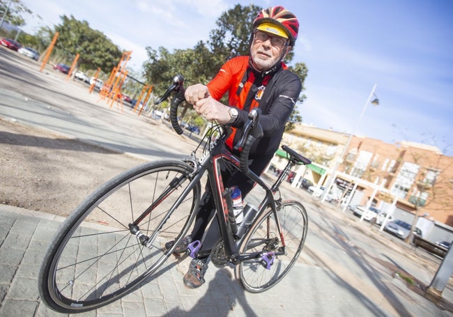 Arturo Mullor, de 75 años, con la equipación de la Peña Ciclista Massamagrell, tras recorrer 90 kilómetros.