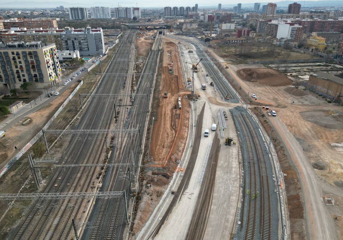 Las obras del canal de acceso, con el desvío de la alta velocidad, a la derecha.