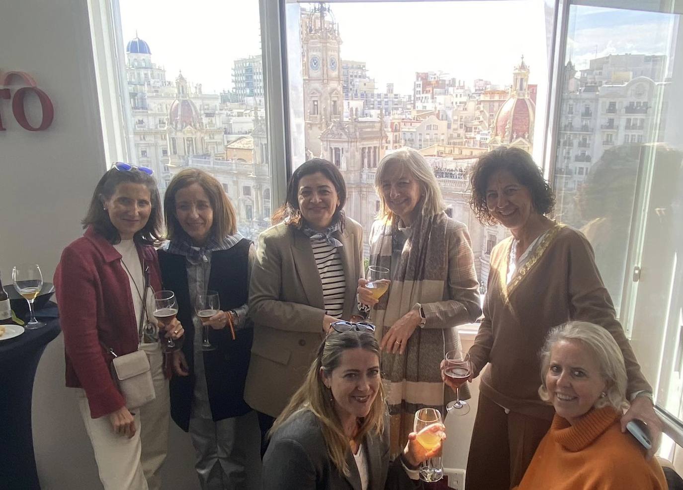 Rosana Albelda, Carmen Morte, Lidia Via, Cristina López-Picazo, Marina Torres, Isabel Pérez e Isabel Galbis en el balcón de Argimiro Aguilar.