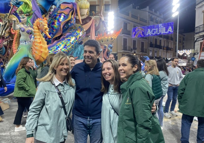 Carlos Mazón, en el ruedo de la falla grande de Convento Jerusalén.