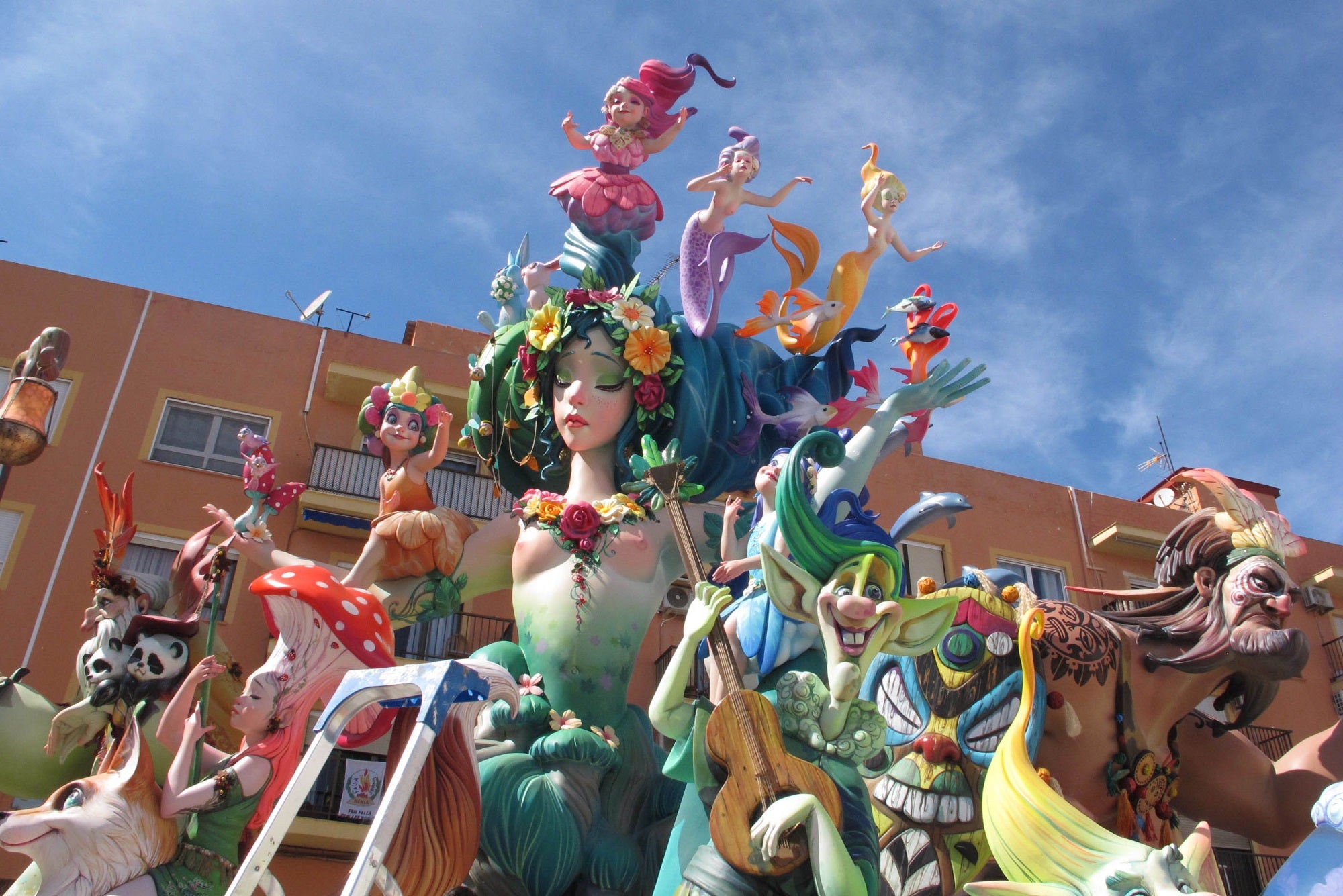 Imagen secundaria 1 - Monumentos de las fallas Oeste, Paris Pedrea y Baix la Mar de Dénia.