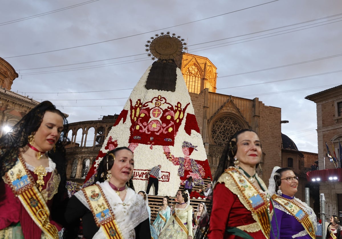 Falleras muy emocionadas en la Ofrenda de 2023, después de entregar el ramo para la Virgen.