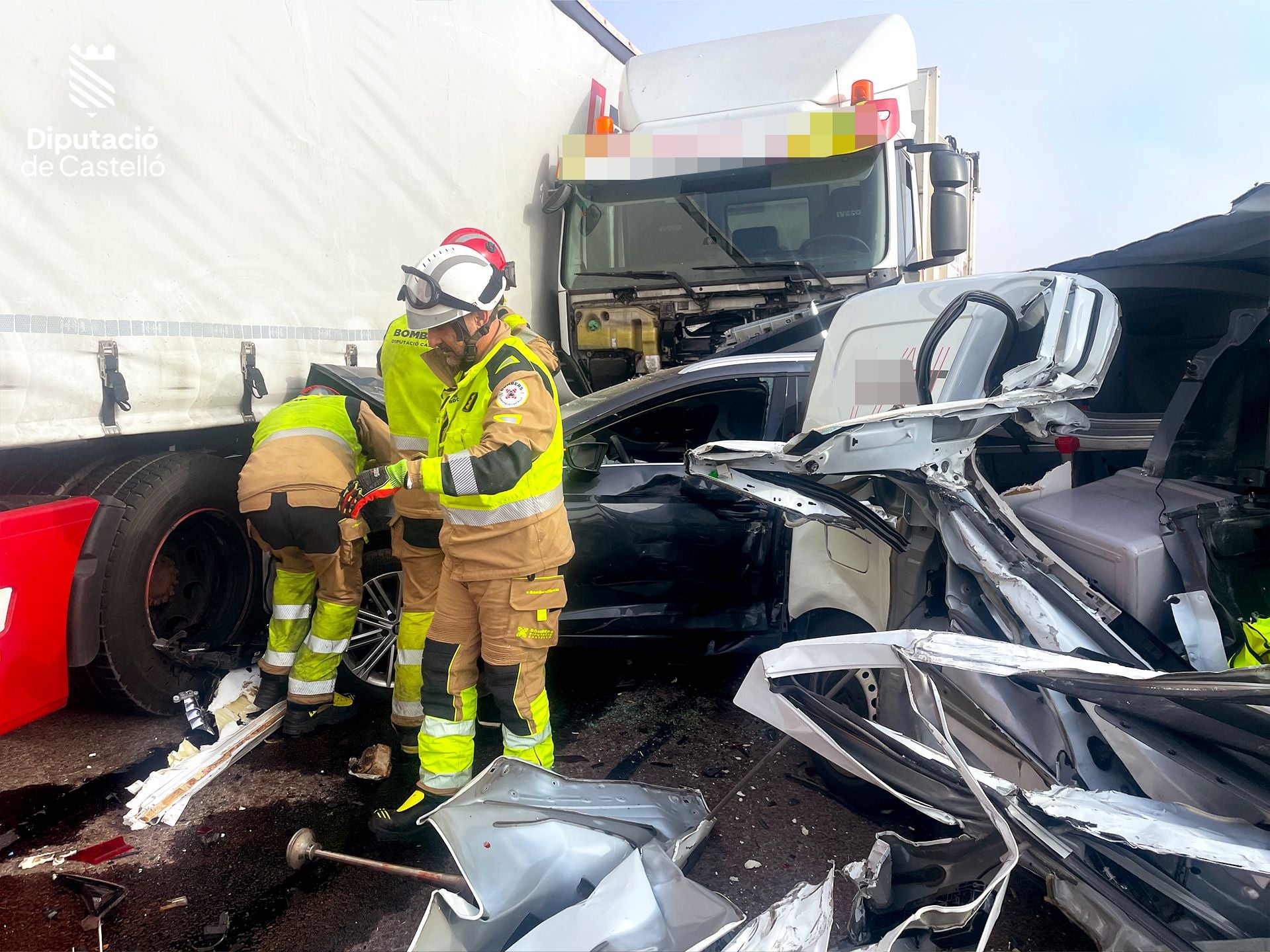 Un muerto y cinco heridos por un accidente en Nules con 40 coches implicados