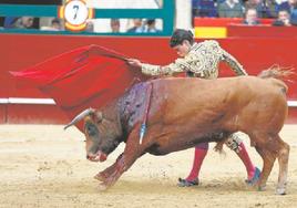 Jarocho, este jueves, con uno de los toros de Fuente Ymbro.