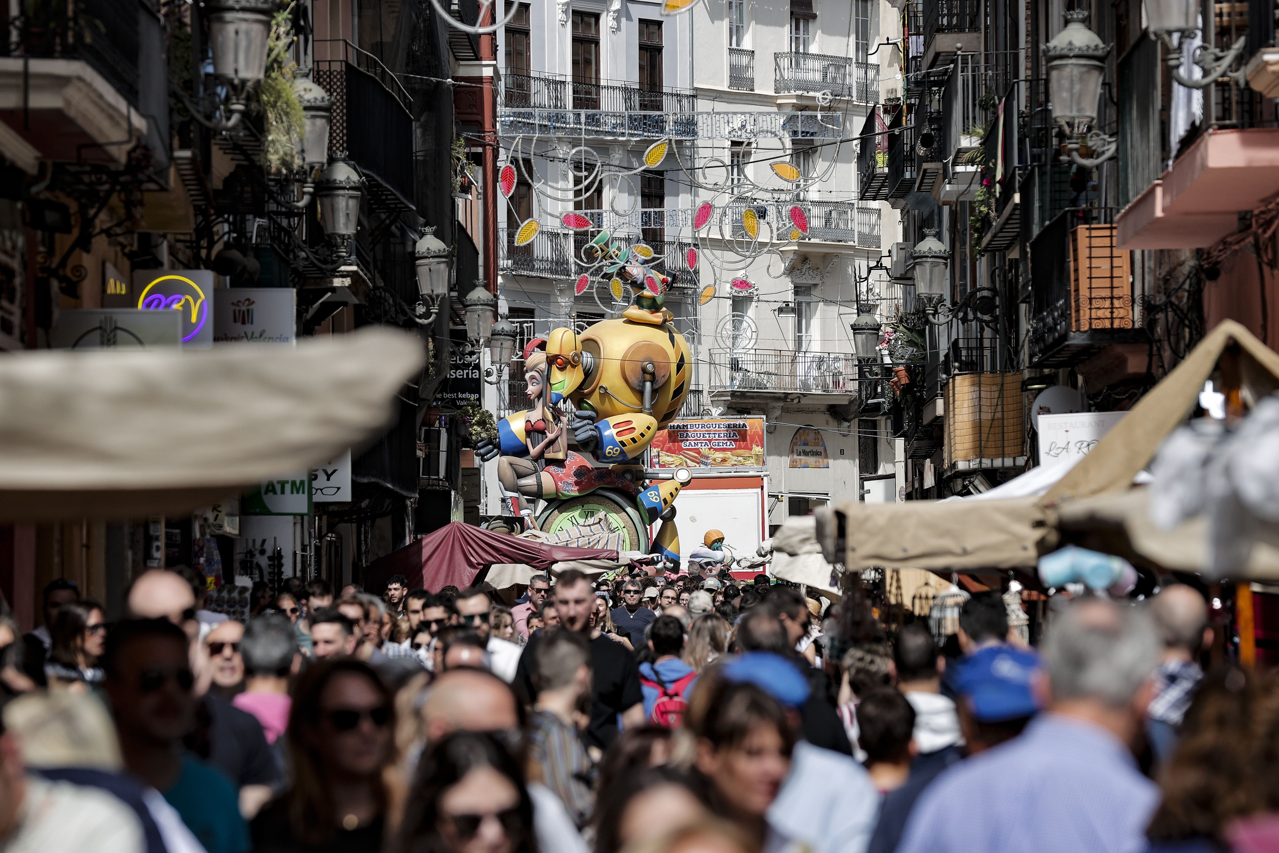 Llenazo en Valencia el primer día grande de Fallas