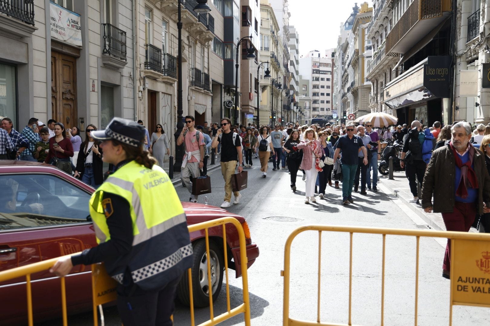 Llenazo en Valencia el primer día grande de Fallas