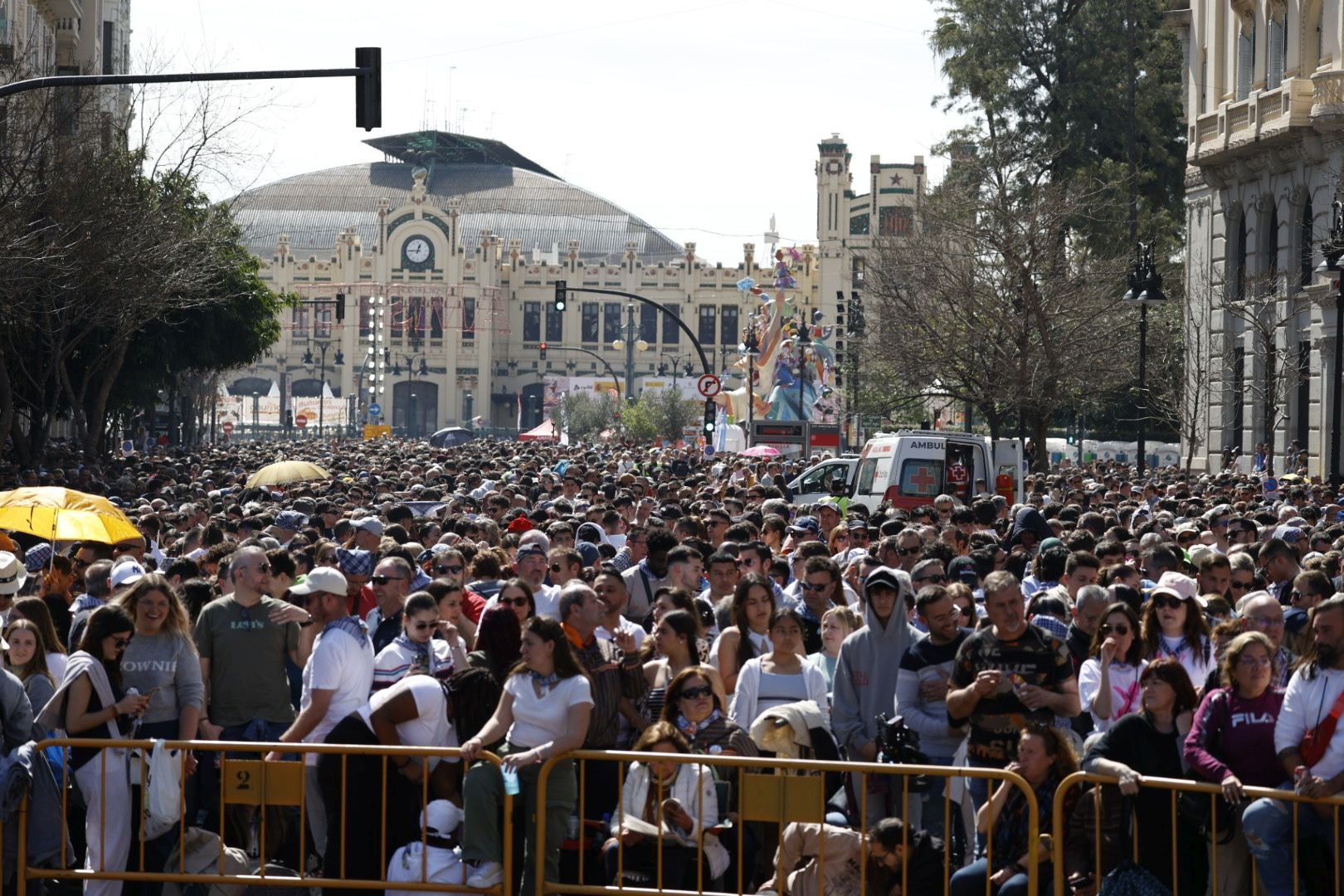 Llenazo en Valencia el primer día grande de Fallas