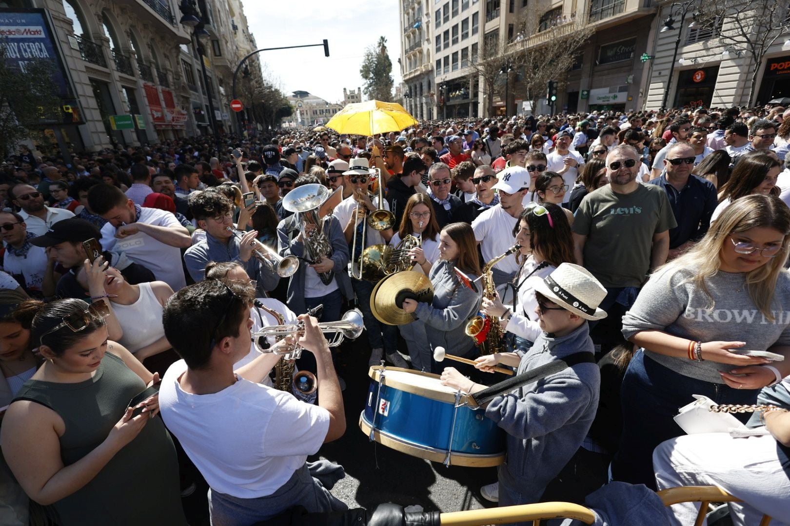 Llenazo en Valencia el primer día grande de Fallas