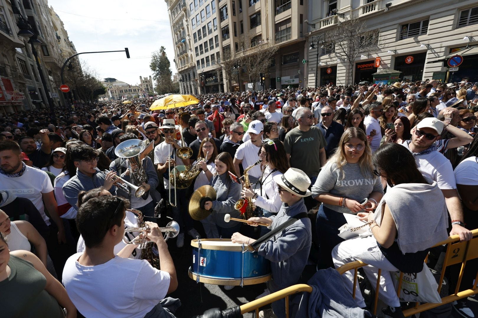 Llenazo en Valencia el primer día grande de Fallas