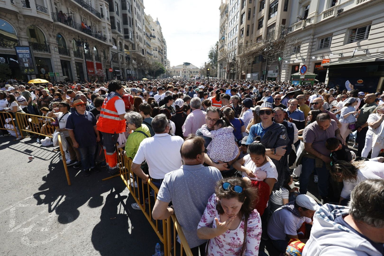 Llenazo en Valencia el primer día grande de Fallas