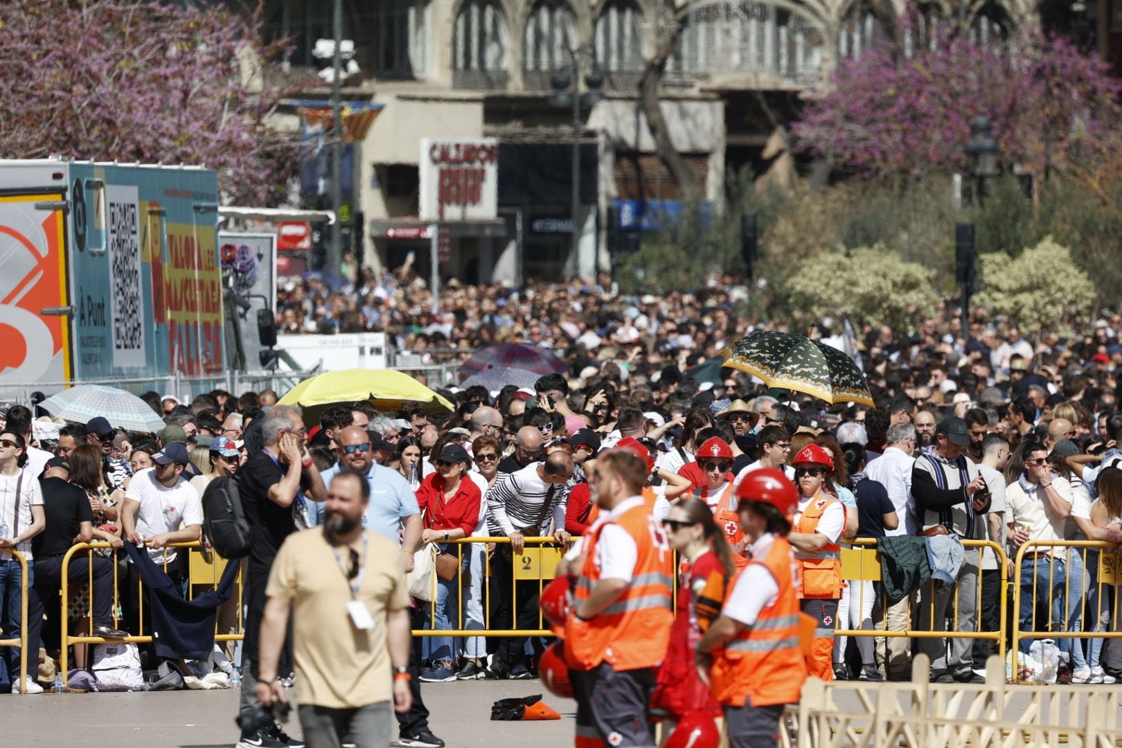 Llenazo en Valencia el primer día grande de Fallas