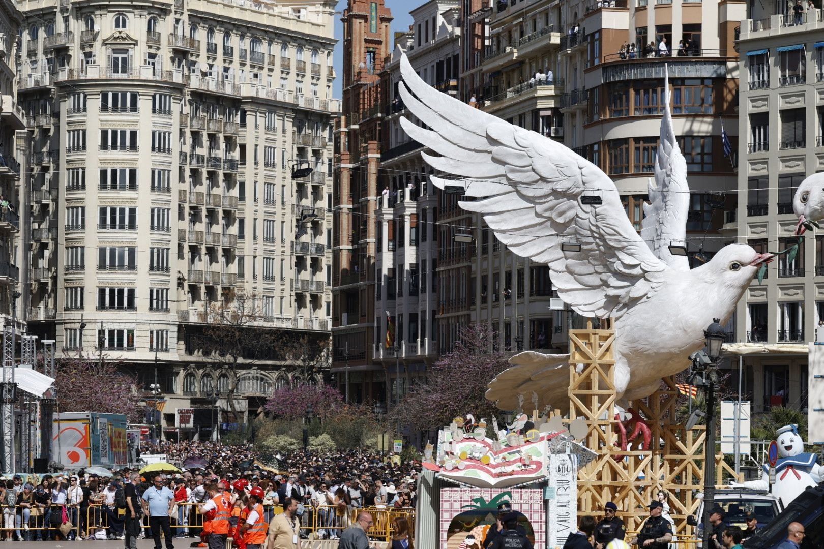 Llenazo en Valencia el primer día grande de Fallas