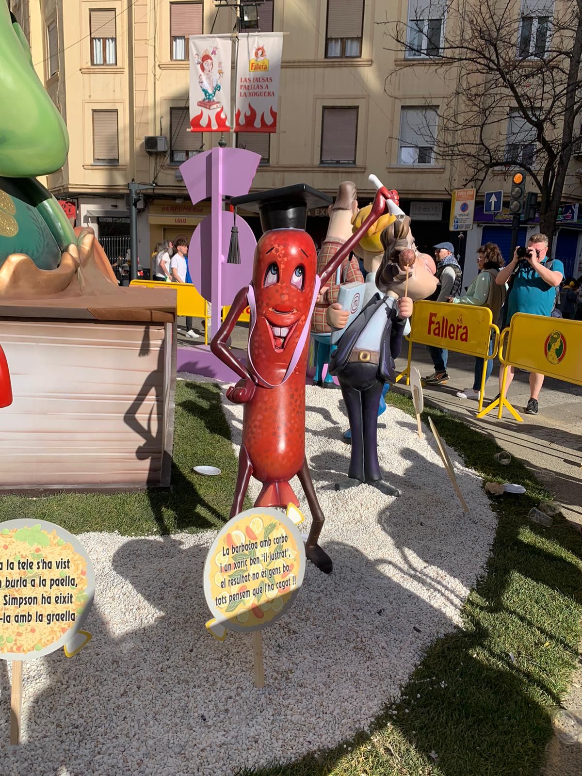 El mayor atentado contra la paella se hace falla en Valencia