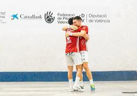 Iván y Seve se abrazan tras completar la remontada.