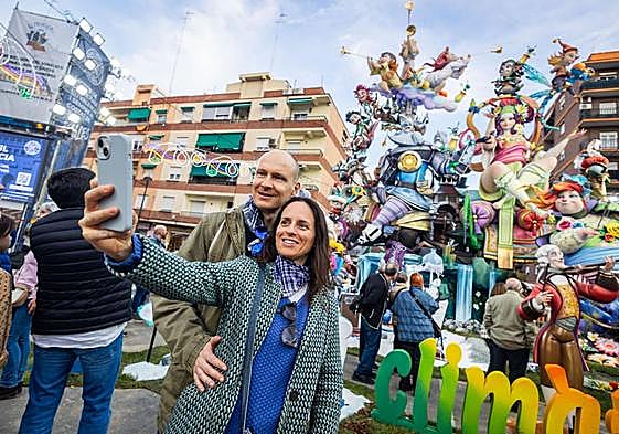 Visitantes en la falla de l'Antiga, en Campanar.