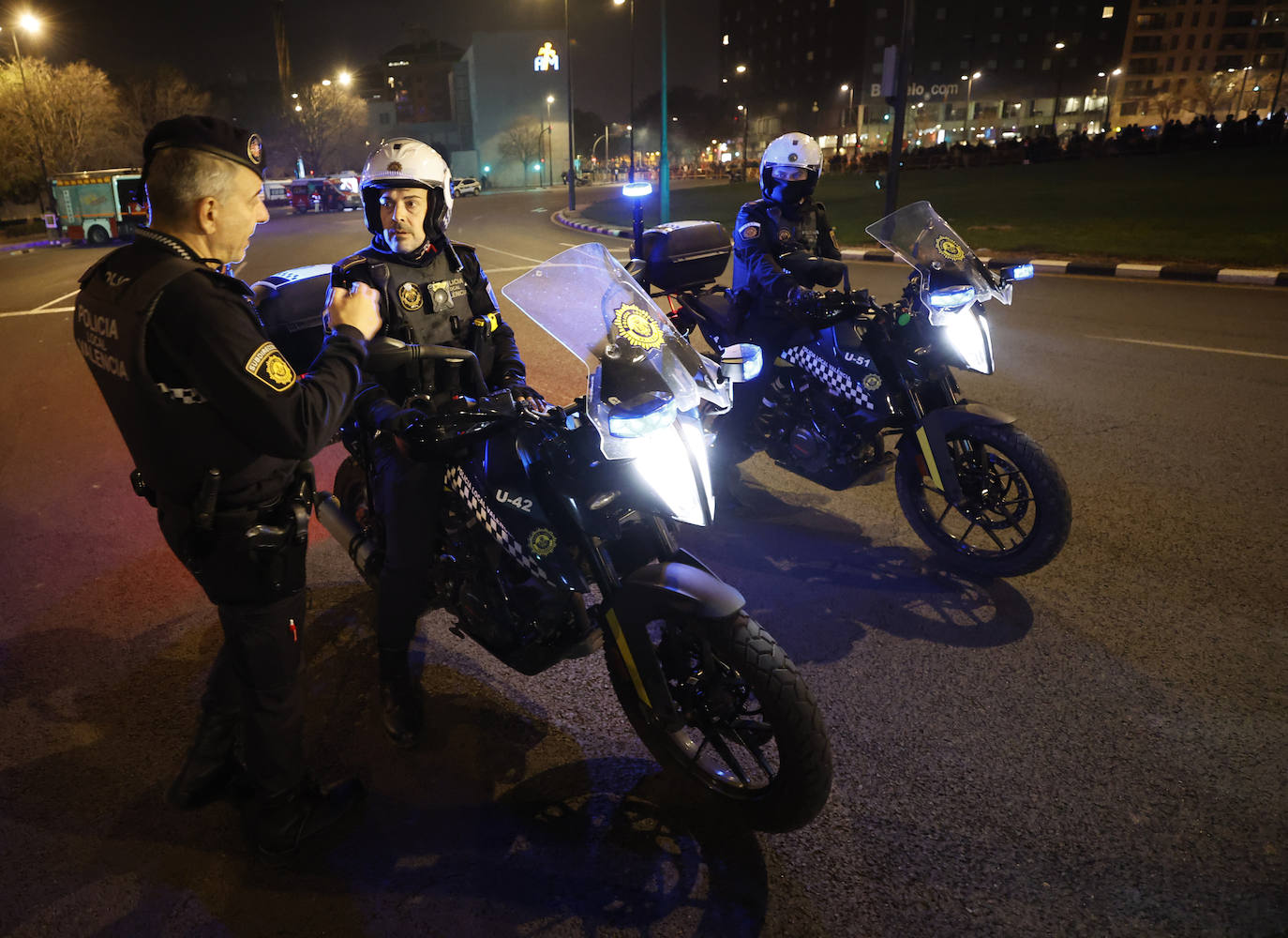 Una noche de patrulla con la Policía Local de Valencia durante las Fallas