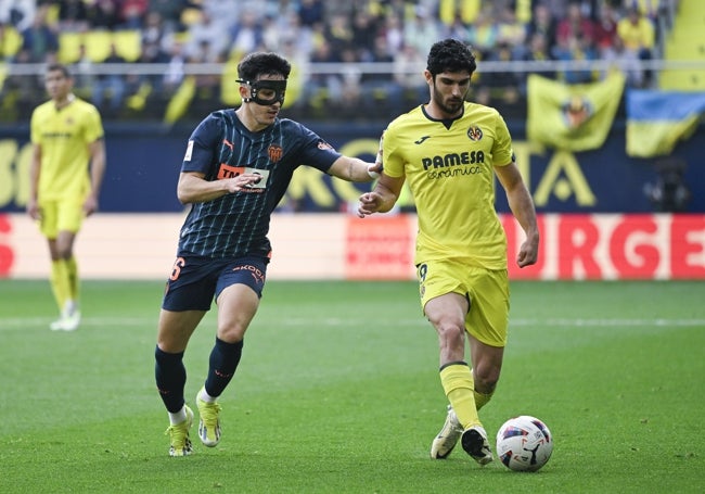 Diego López intenta frenar a Gonçalo Guedes en La Cerámica.