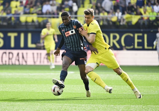 Mosquera, protege el balón ante delantero noruego del Villarreal Alexander Sørloth.