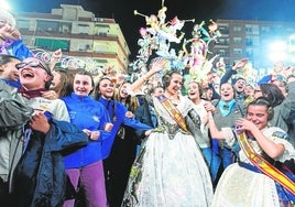 Los falleros y las máximas representantes de L'Antiga, celebrando el primer premio de Especial.