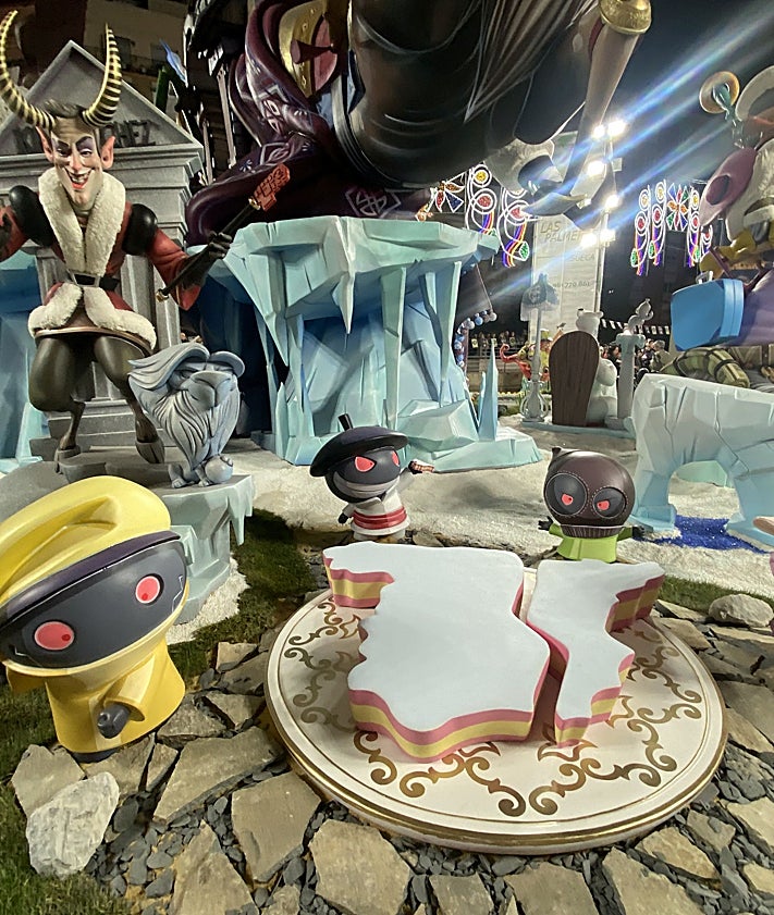 Imagen secundaria 2 - La alcaldesa de Valencia felicita a la comisión de L'Antiga; Catalá posando junto a su ninot y escena con Sánchez y sus socios de gobierno, rompiendo la unidad de España.