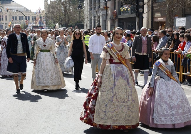 Josué Beitia, acompañado por los presidentes y las falleras mayores de L'Antiga.