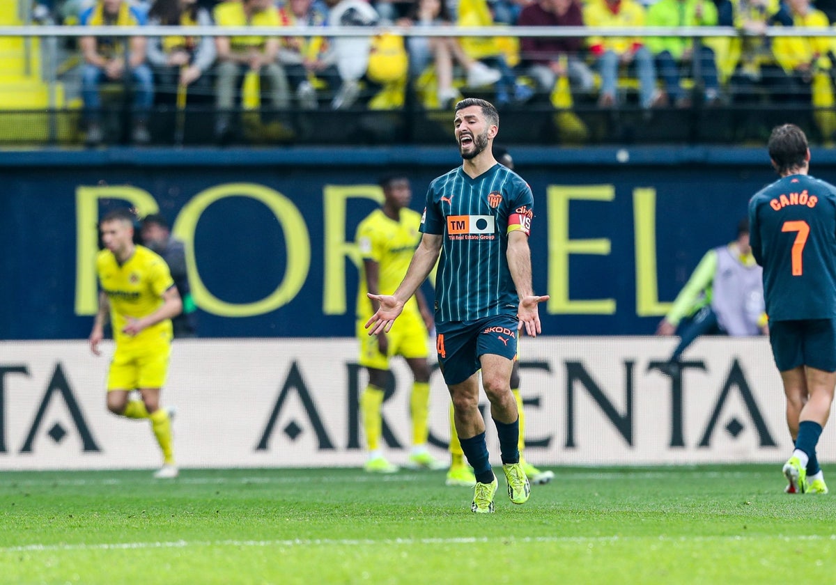 Gayà, en un momento del partido contra el Villarreal.