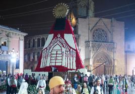 El manto de la Virgen se descubre ante los valencianos