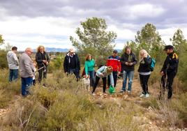 Voluntarios plantas especies autóctonas en el Corral de Rafel.