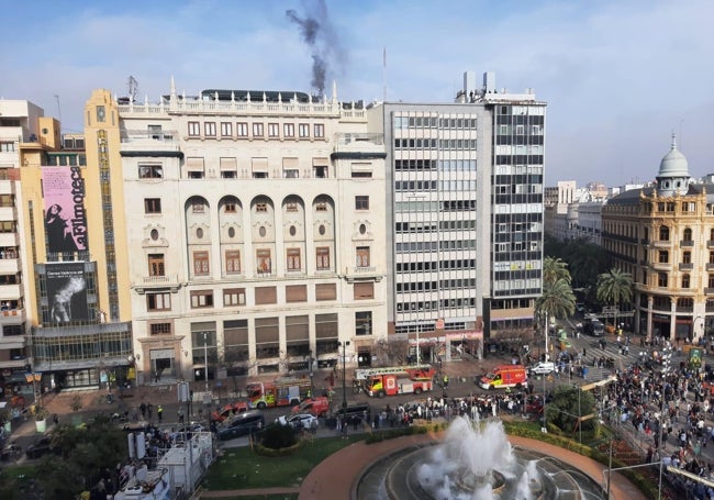 Varios vehículos de los bomberos junto al edificio del Ateneo Mercantil.