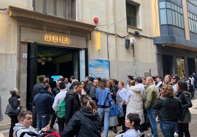 Algunas de las personas desalojadas por el conato de incendio.