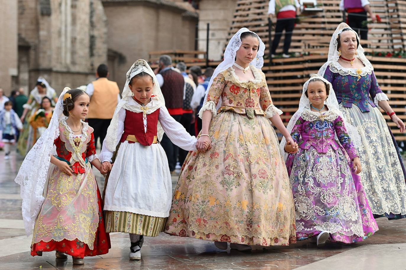 Búscate en la Ofrenda de las Fallas 2024: domingo 17 de marzo