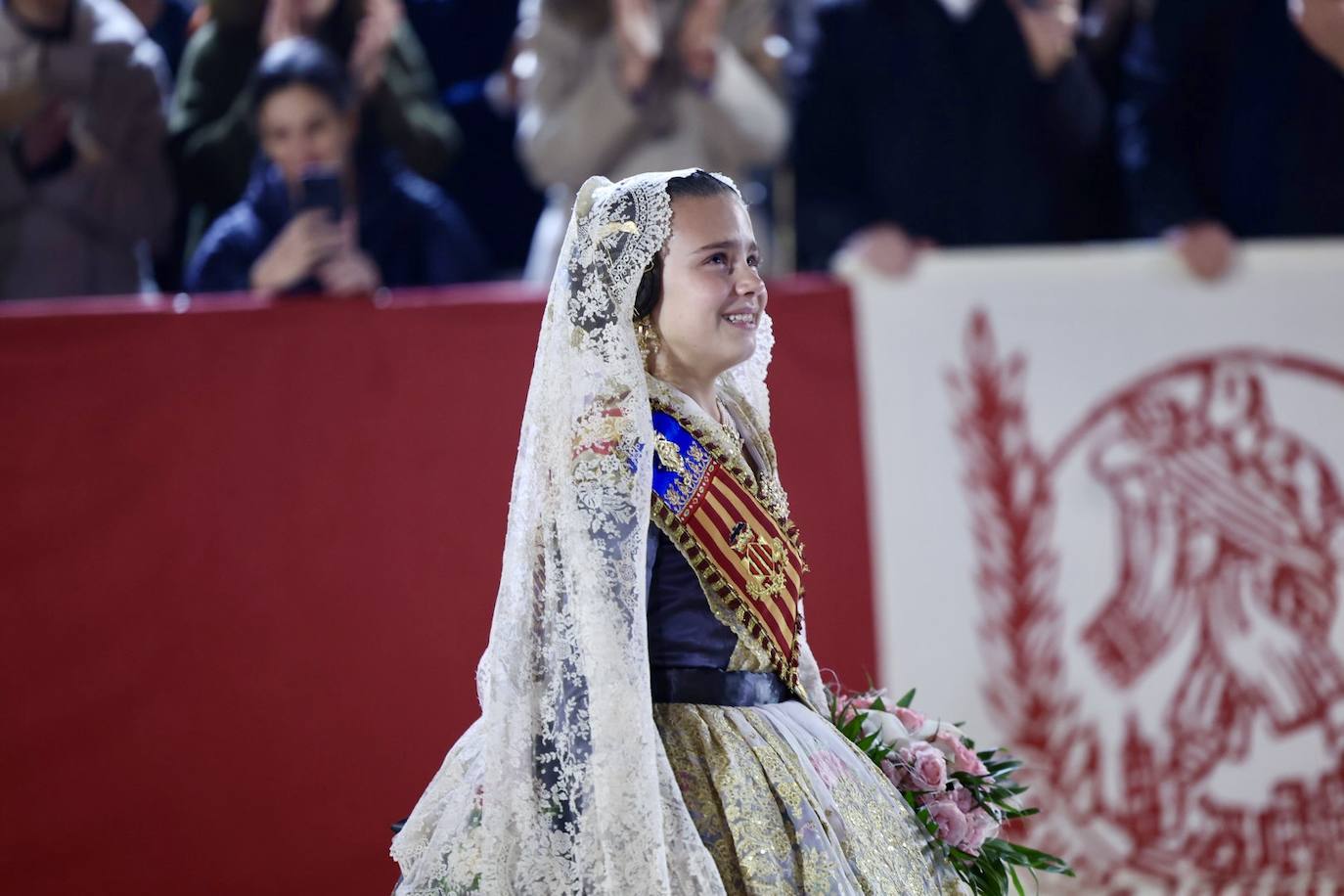 Marina García, fallera mayor infantil de Valencia 2024, y toda su corte de honor llegan a la plaza de la Virgen y cierran el primer día de la Ofrenda