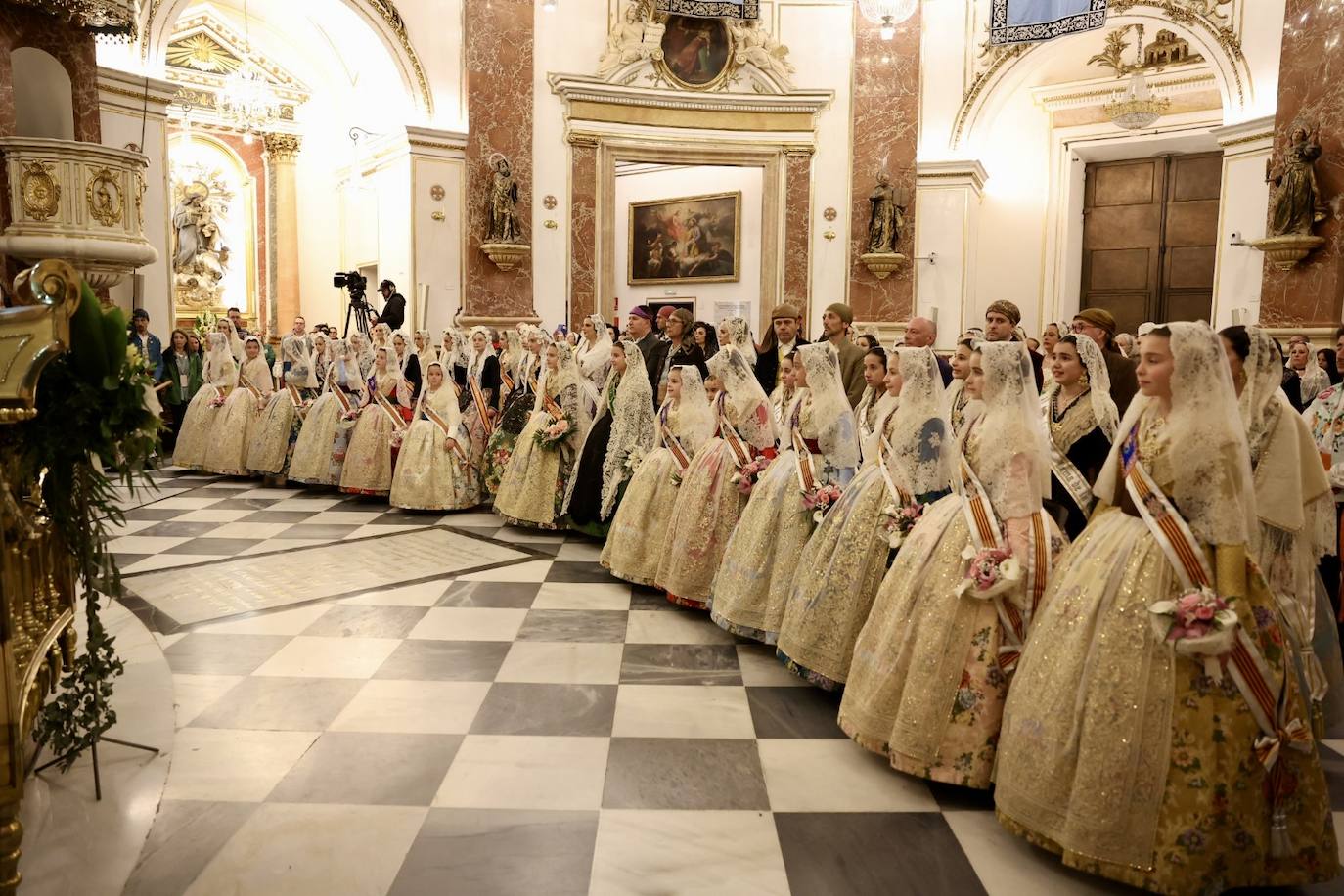 Marina García, fallera mayor infantil de Valencia 2024, y toda su corte de honor llegan a la plaza de la Virgen y cierran el primer día de la Ofrenda