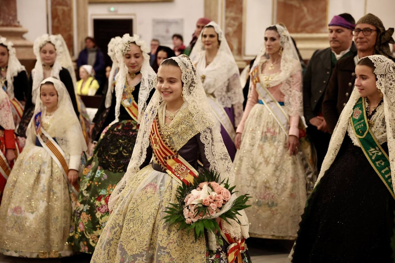 Marina García, fallera mayor infantil de Valencia 2024, y toda su corte de honor llegan a la plaza de la Virgen y cierran el primer día de la Ofrenda