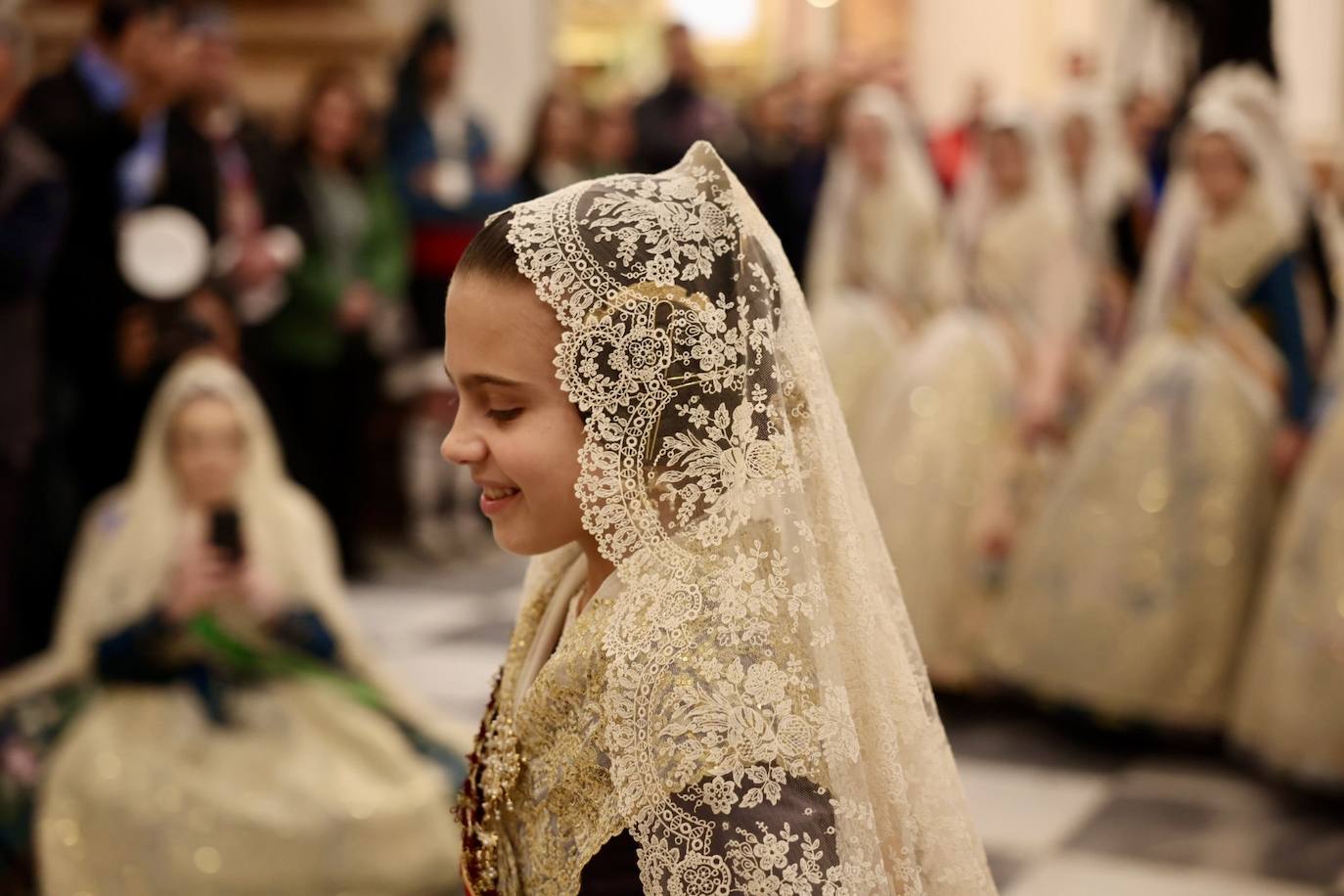 Marina García, fallera mayor infantil de Valencia 2024, y toda su corte de honor llegan a la plaza de la Virgen y cierran el primer día de la Ofrenda