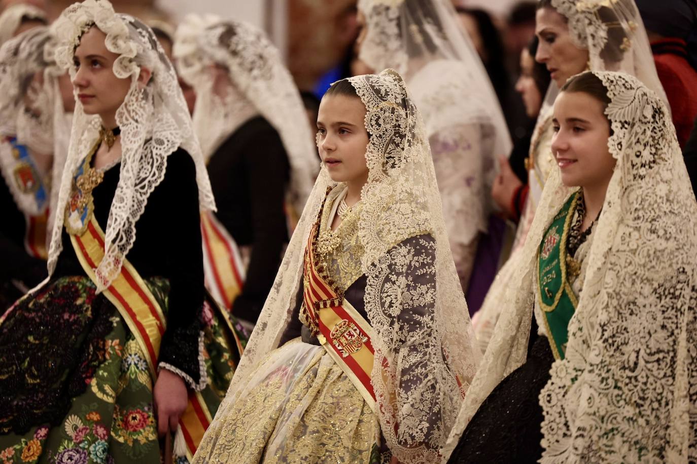 Marina García, fallera mayor infantil de Valencia 2024, y toda su corte de honor llegan a la plaza de la Virgen y cierran el primer día de la Ofrenda