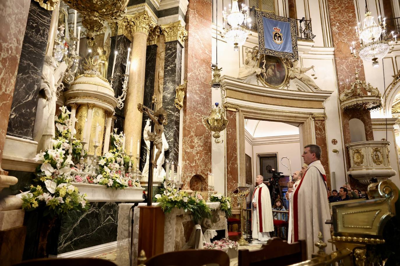 Marina García, fallera mayor infantil de Valencia 2024, y toda su corte de honor llegan a la plaza de la Virgen y cierran el primer día de la Ofrenda