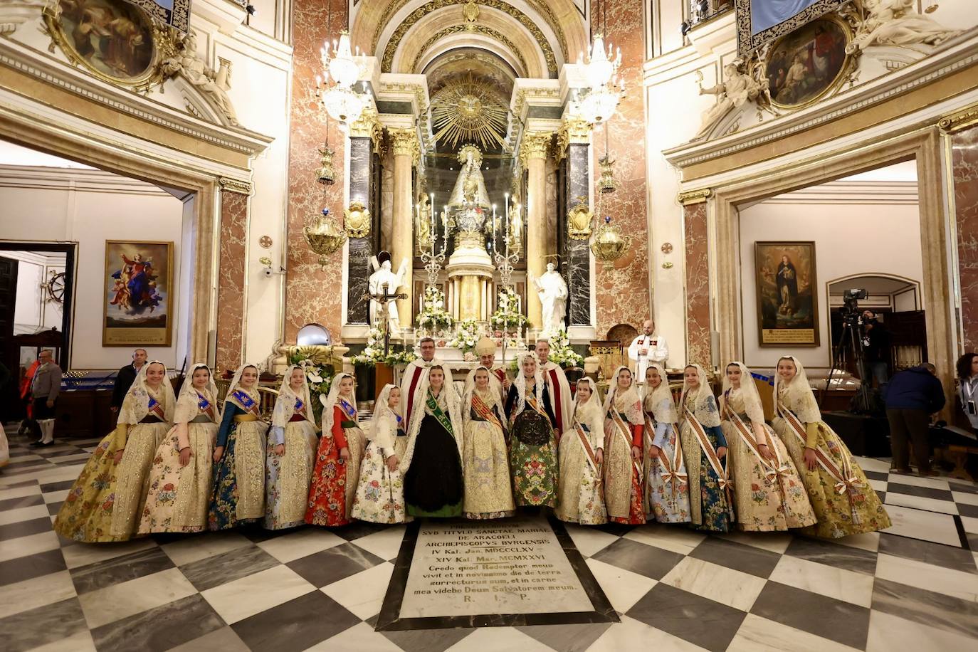 Marina García, fallera mayor infantil de Valencia 2024, y toda su corte de honor llegan a la plaza de la Virgen y cierran el primer día de la Ofrenda