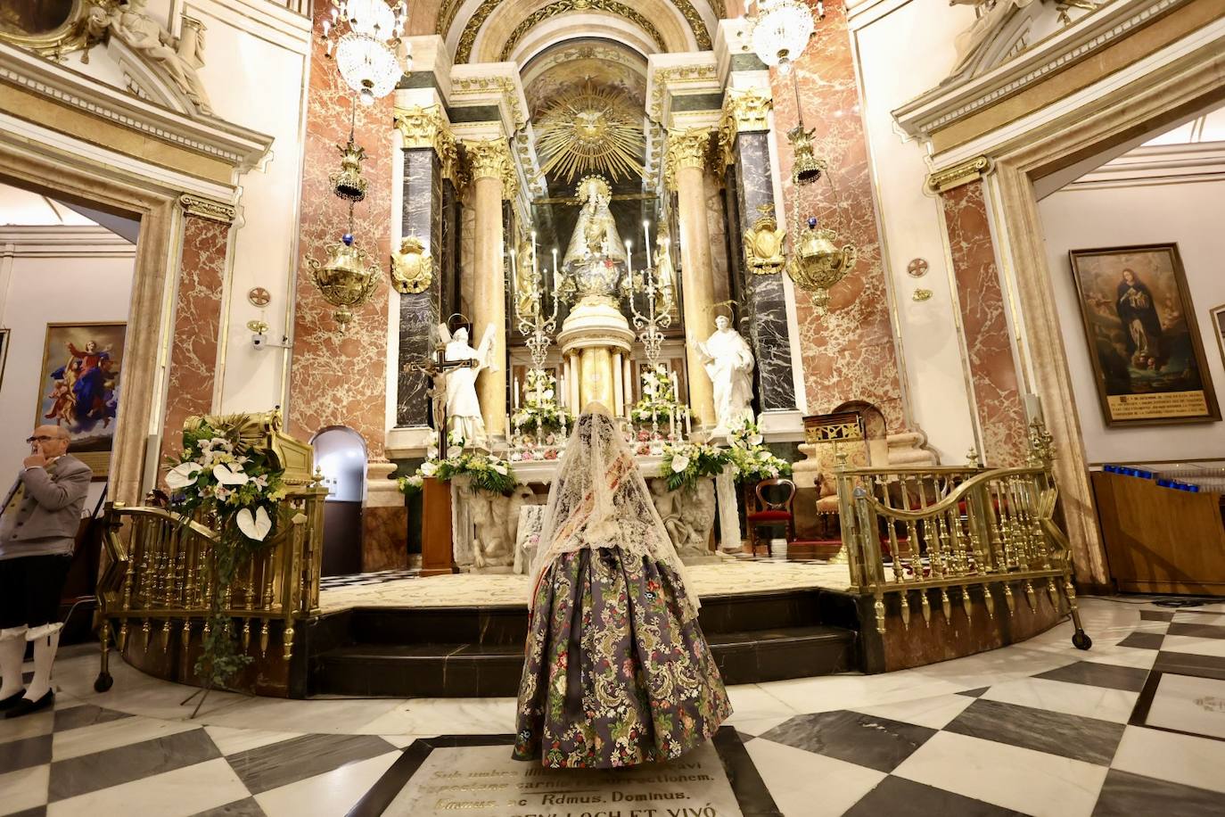 Marina García, fallera mayor infantil de Valencia 2024, y toda su corte de honor llegan a la plaza de la Virgen y cierran el primer día de la Ofrenda