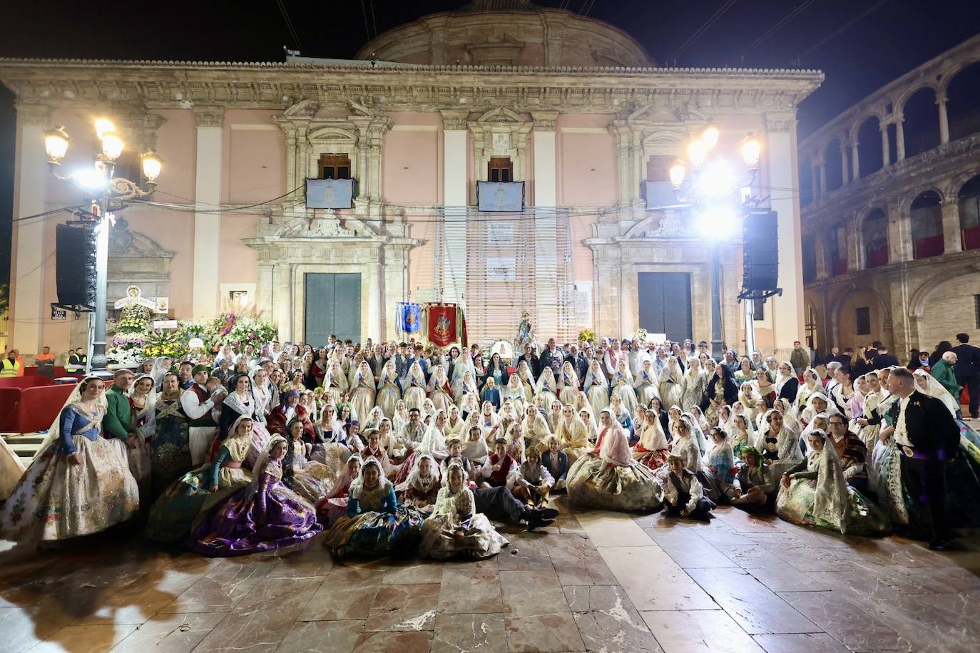 Marina García, fallera mayor infantil de Valencia 2024, y toda su corte de honor llegan a la plaza de la Virgen y cierran el primer día de la Ofrenda