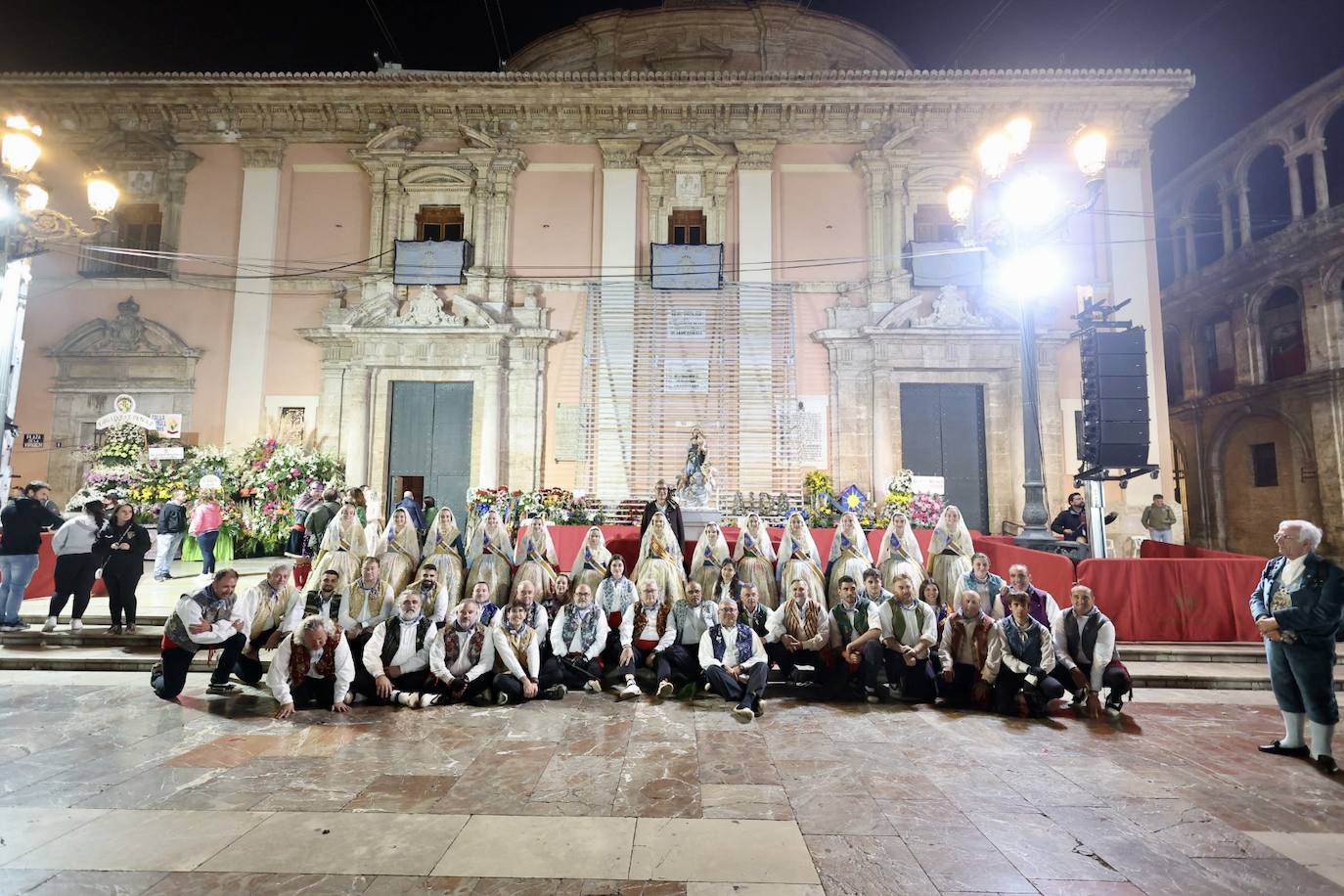 Marina García, fallera mayor infantil de Valencia 2024, y toda su corte de honor llegan a la plaza de la Virgen y cierran el primer día de la Ofrenda