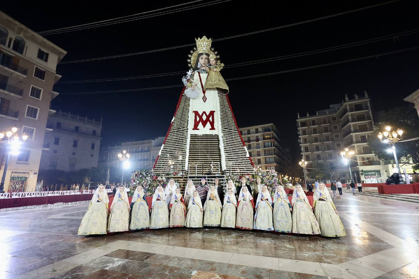 Marina García, fallera mayor infantil de Valencia 2024, y toda su corte de honor llegan a la plaza de la Virgen y cierran el primer día de la Ofrenda