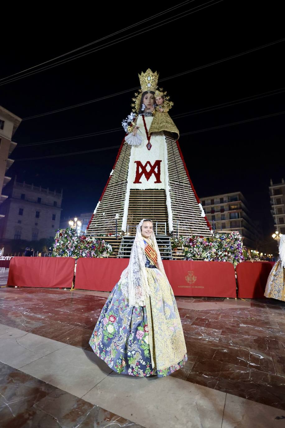 Marina García, fallera mayor infantil de Valencia 2024, y toda su corte de honor llegan a la plaza de la Virgen y cierran el primer día de la Ofrenda