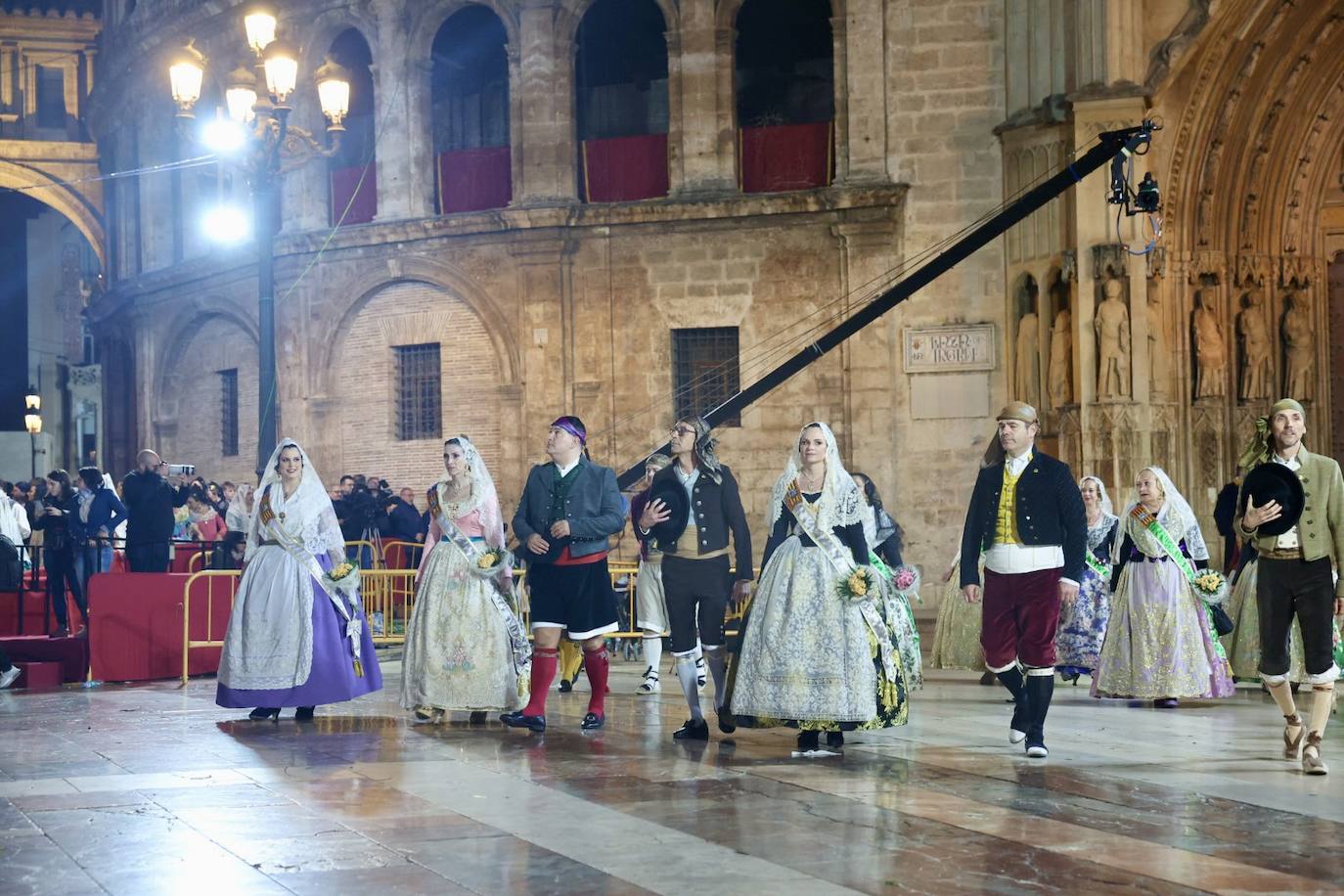 Marina García, fallera mayor infantil de Valencia 2024, y toda su corte de honor llegan a la plaza de la Virgen y cierran el primer día de la Ofrenda