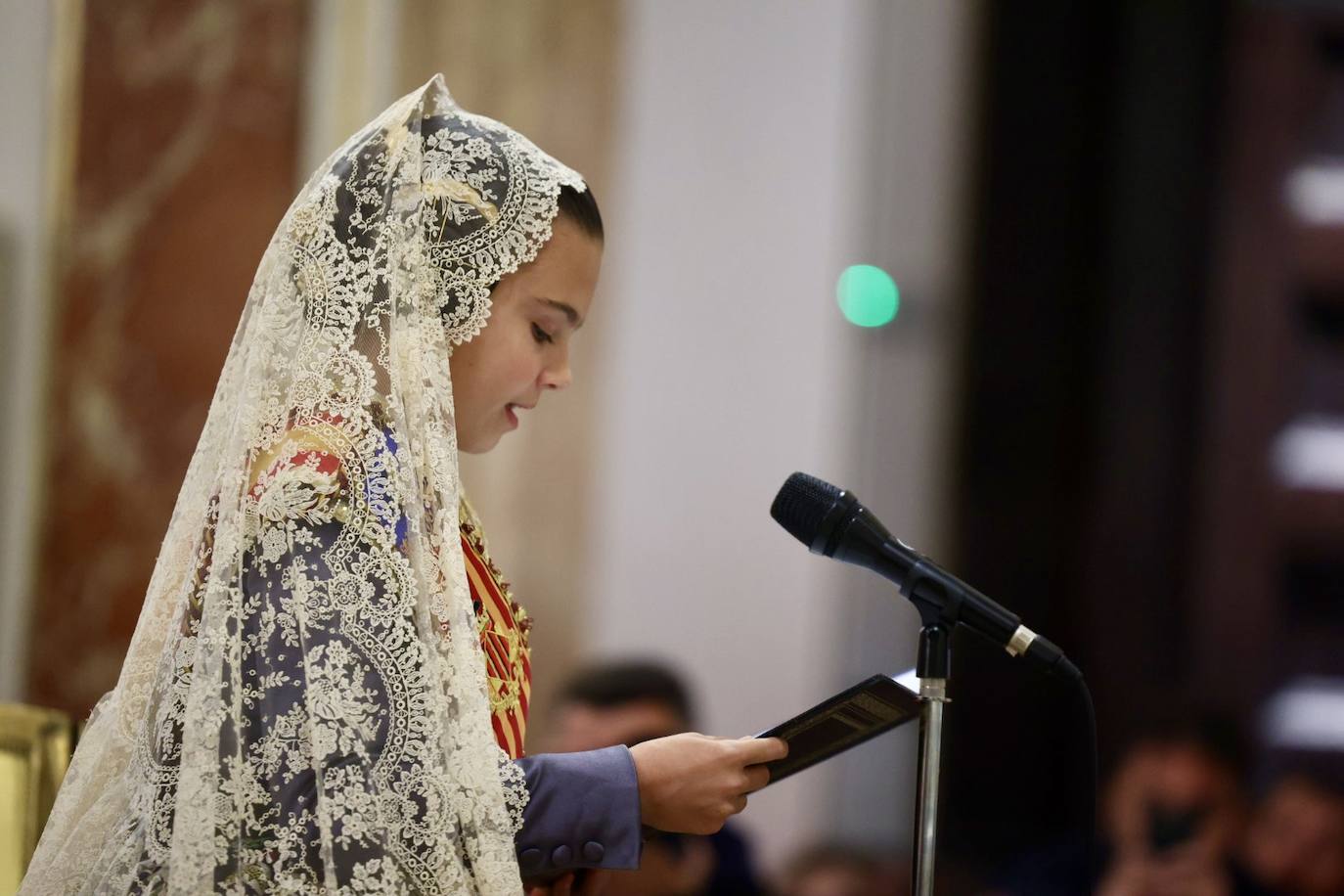 Marina García, fallera mayor infantil de Valencia 2024, y toda su corte de honor llegan a la plaza de la Virgen y cierran el primer día de la Ofrenda