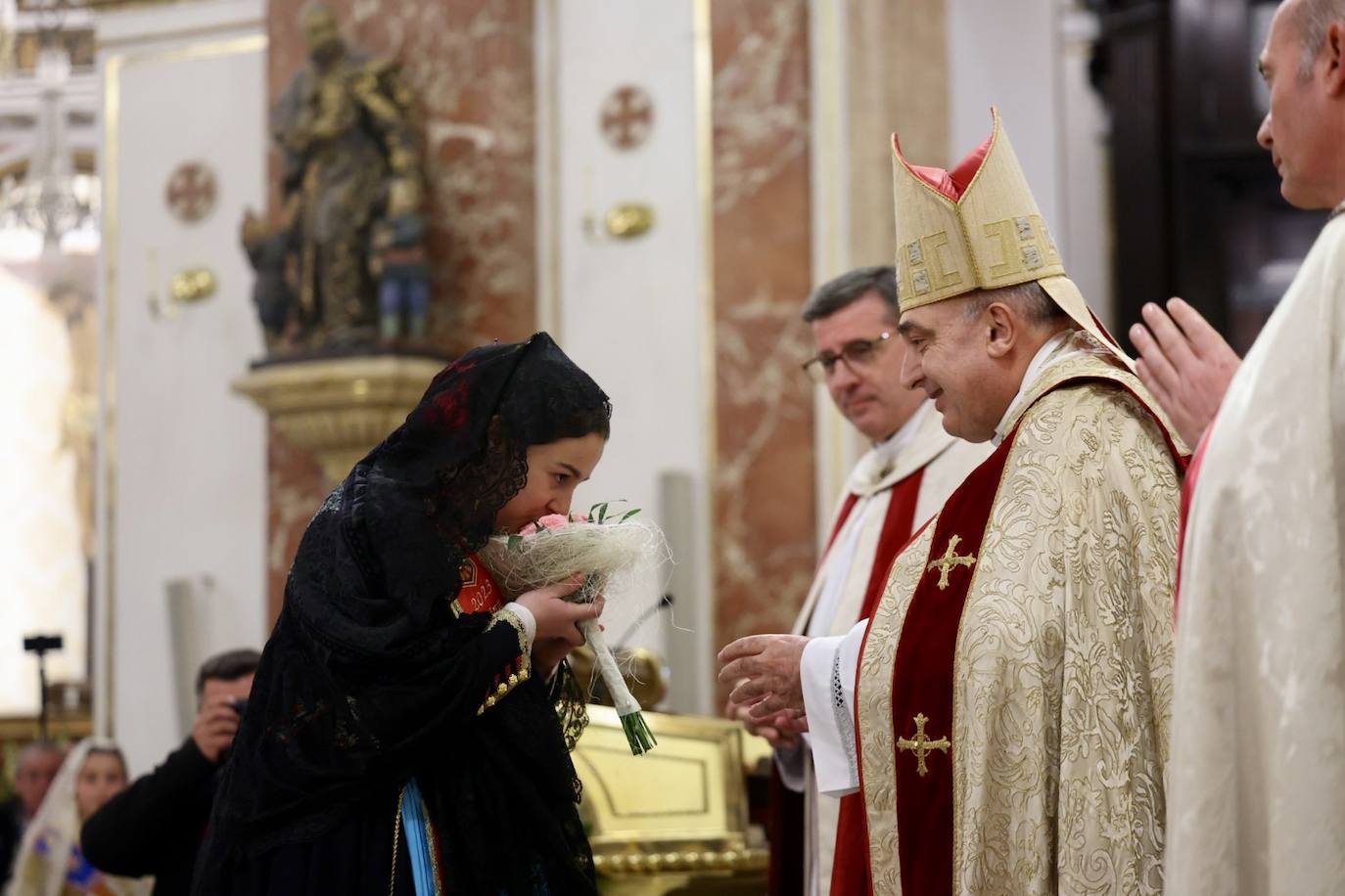 Marina García, fallera mayor infantil de Valencia 2024, y toda su corte de honor llegan a la plaza de la Virgen y cierran el primer día de la Ofrenda