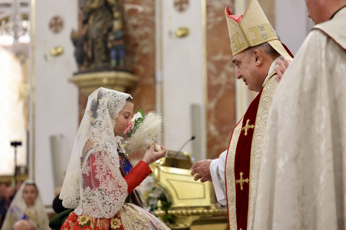 Marina García, fallera mayor infantil de Valencia 2024, y toda su corte de honor llegan a la plaza de la Virgen y cierran el primer día de la Ofrenda