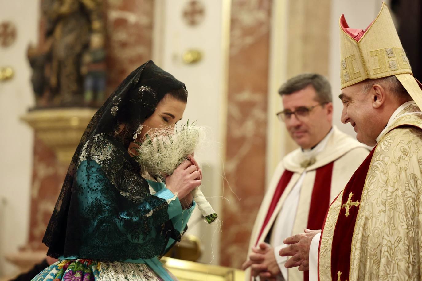 Marina García, fallera mayor infantil de Valencia 2024, y toda su corte de honor llegan a la plaza de la Virgen y cierran el primer día de la Ofrenda