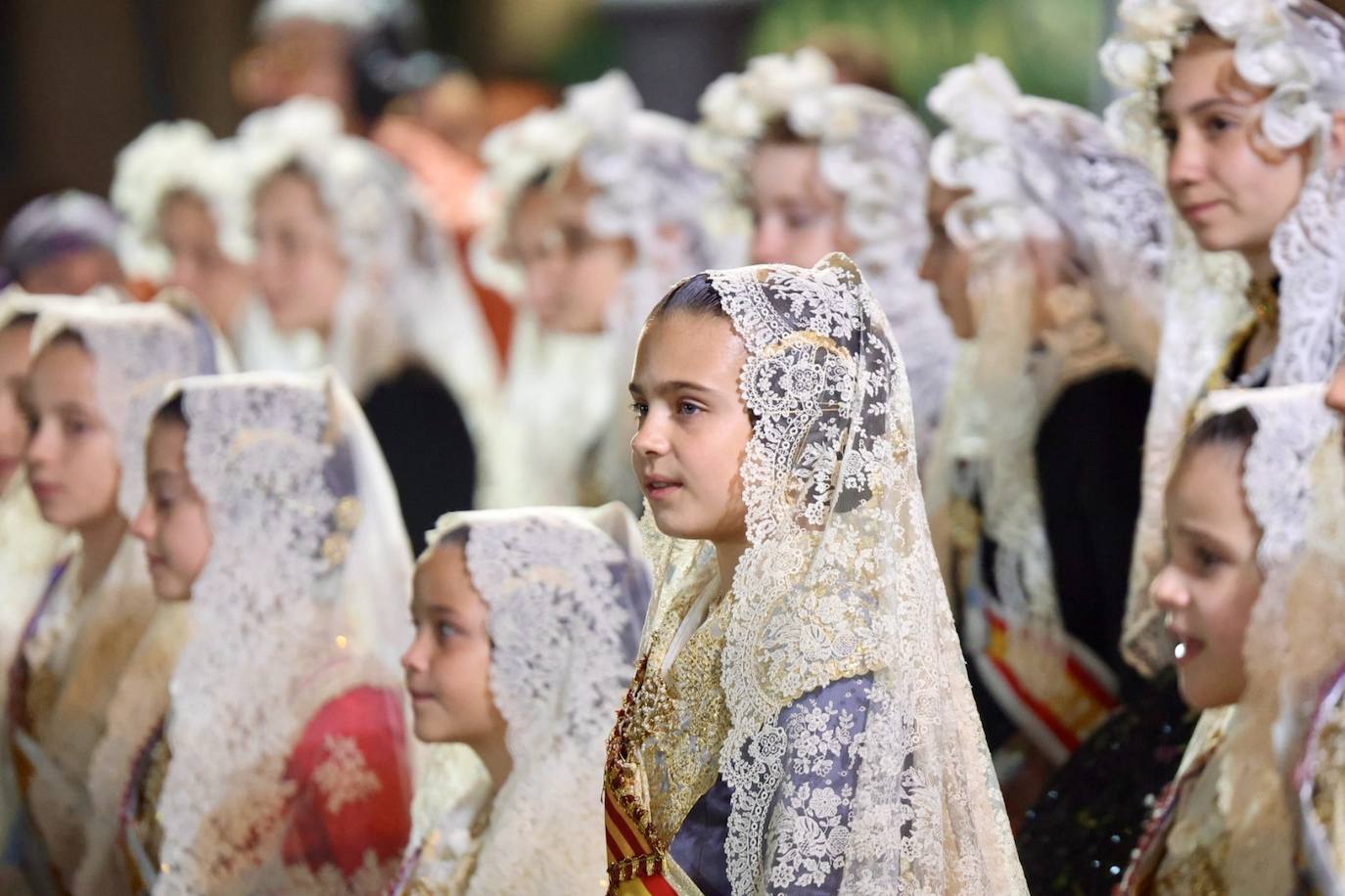 Marina García, fallera mayor infantil de Valencia 2024, y toda su corte de honor llegan a la plaza de la Virgen y cierran el primer día de la Ofrenda